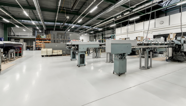 Ateliers de PB Décolletage à Étupes, illustrant l'expertise historique de l'entreprise en mécanique de précision et usinage de haute technicité depuis 1995.